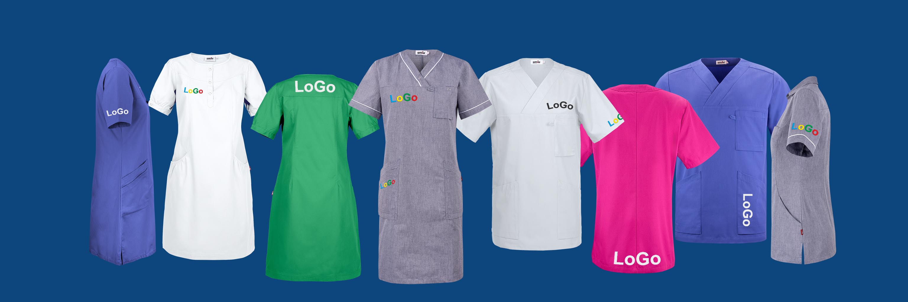 Exempel på profilerade vårdkläder som visar olika placeringar av logotyp.