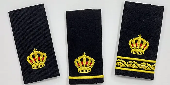 Epåletter med olika gradbeteckningar för uniform.