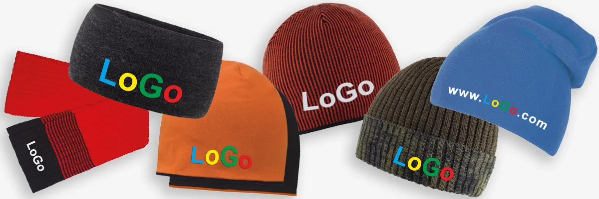 Mössor i olika färger med logotyp.