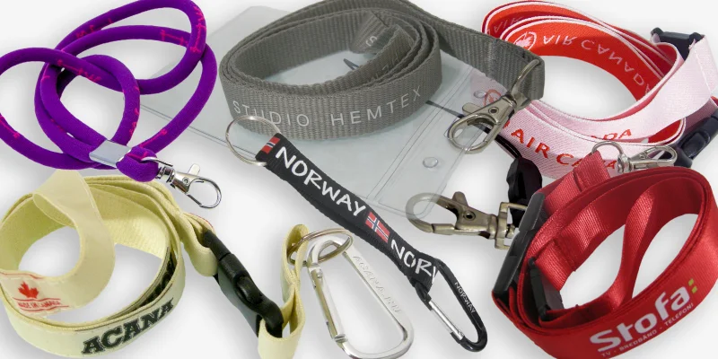 Nyckelband med logotyper och olika sorters tillbehör.