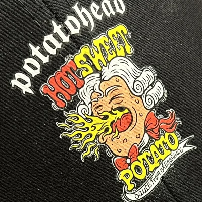 Logotyp och illustration tryckt på svart plagg.