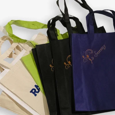 Tygkassar med broderade logotyper.