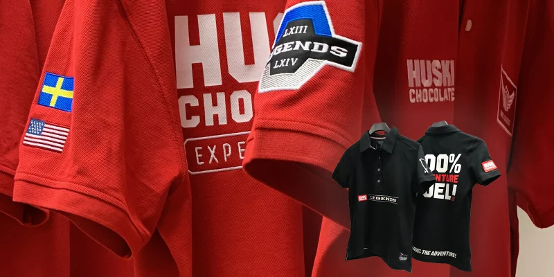 Pikéer med hutlöst många olika broderade logotyper och stort tryck på ryggen.