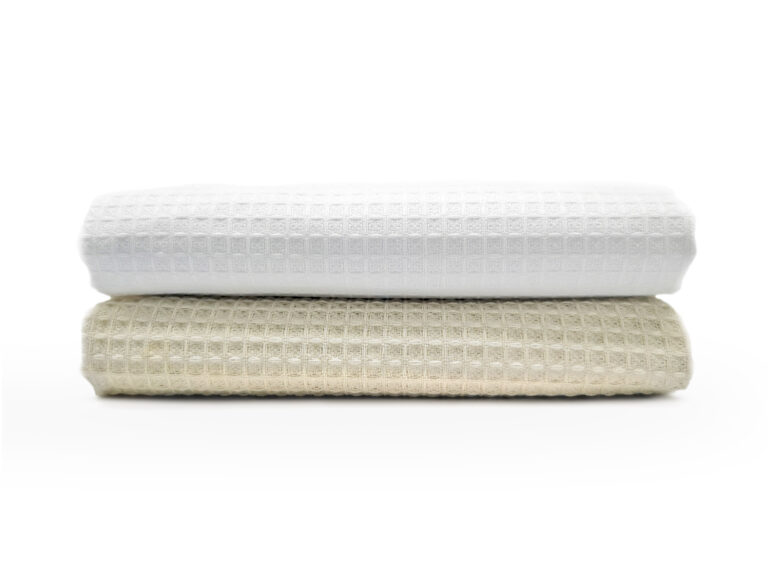 Kökshanddukar: en vit och en ljus beige.